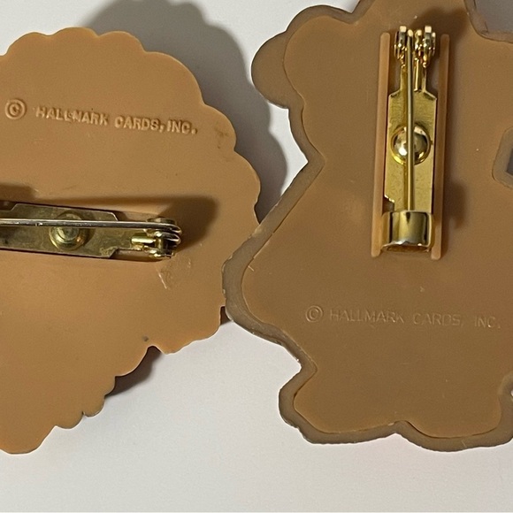 Hallmark Cards Vintage Pins, Retro Halloween Bear Thanksgiving Turkey Br… - Picture 3 of 3